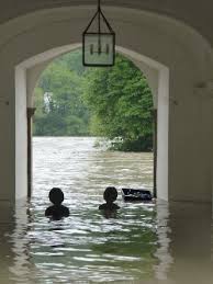 Ein jahr nach dem hochwasser wurde der schaden für das stadtgebiet passau auf 241 ha, 1186 überflutete gebäude, 7155 betroffene bewohner und 190 millionen euro schäden beziffert; Helferinitiative Passau Raumt Auf Campus Passau Blog