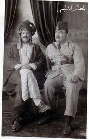 من الشخصيات العراقية البارزة الشاعر الكبير الملا عبود الكرخي مع مدير الشرطة حسن فهمي المدفعي حيث اشتهر الكرخي بكثرة نقده لمظاهر الفساد وال Baghdad History Iraq