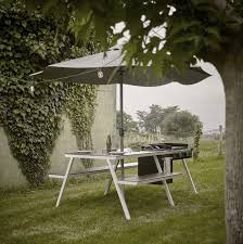 Iratzoki Lizaso Reinventano Il Tradizionale Tavolo Da Picnic Integrando La Griglia All Interno Del Tavolo Tr Picnic Table Diy Picnic Table Picnic Table Plans