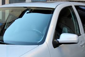 Wenn es noch nicht getrocknet ist, lässt es sich leichter abwischen. Eingetrocknete Baumharzflecken Von Der Windschutzscheibe Entfernen