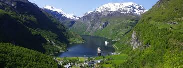 Åndalsnes ligger idyllisk til i romsdalen ved munningen til elva rauma, mot romsdalsfjorden. Geiranger Geirangerfjord Trollstigen Sieben Schwestern Wasserfalle Flydalsjuvet