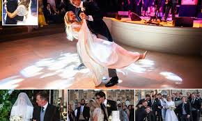 Ellie goulding has tied the knot with art dealer caspar jopling and we have photos of them arriving for their wedding! Inside Ellie Goulding And Caspar Jopling S Wedding Daily Mail Online