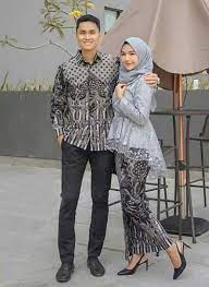 Bikin momen bahagia tak nah buat cowok, kenakan saja atasan kemeja peach dengan sentuhan batik di bagian tengah dan bagi calon pengantin pria bisa mengenakan kemeja tenun warna taupe yang dipadukan dengan celana. 20 Inspirasi Baju Couple Muslim Yang Serasi Abis Hai Gadis