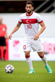 A milli takımda 28 mayıs'ta i̇ran ile oynanacak olan hazırlık maçı öncesinde hakan çalhanoğlu, dizindeki sakatlıktan dolayı, i̇ran ile birlikte tunus ve rusya ile oynanacak hazırlık maçlarında türkiye a milli takım aday kadrosundan çıkarıldı. Turkey S Euro 2020 Hopes Rest At Maestro Hakan Calhanoglu S Feet Daily Sabah