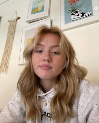 Brown hair pretty girls with curtain bangs. Pin On I Love Women