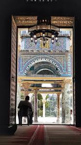 من داخل مسجد القبة تطل على ساحة الاقصى Islamic Architecture Dome Of The Rock Islamic Pictures