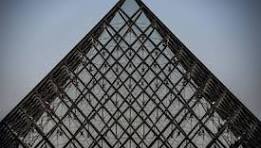 Cuando Mitterrand coronó el Louvre con la pirámide de I.M. ...