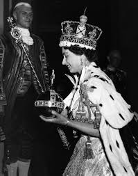 Seit 67 jahren sitzt queen elizabeth auf dem thron des vereinigten königreichs. Die Kronung Von Queen Elizabeth Ii Von Albtraumhaften Momenten Bis Zu Bezaubernden Details Vogue Germany