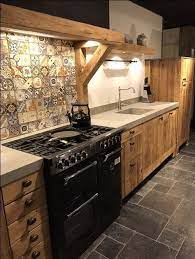 landelijk robuust houten keuken met zwart stoves fornuis en keramiek blad keuken keukeninspiratie interieur landelijk keukens houten keuken keuken ontwerp