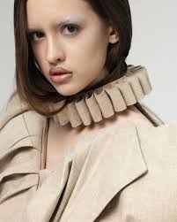 𝗠𝗘𝗧𝗔𝗠𝗢𝗥𝗣𝗛𝗢𝗦𝗜𝗦: 𝗧𝗛𝗘 𝗞𝗜𝗦𝗦 𝗢𝗙 𝗠𝗔𝗥𝗕𝗟𝗘 & 𝗙𝗟𝗘𝗦𝗛  The collection's palette is a play of light and shadow -cold beige like raw  marble, deep crimson like the memory imprinted