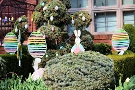 Bekannt sind die feinen, handverzierten ornamente auf den hartgekochten eiern, wie sie zum beispiel in der ukraine typisch sind. Osterdeko Garten 40 Interessante Gartenideen Fur Die Festliche Dekoration