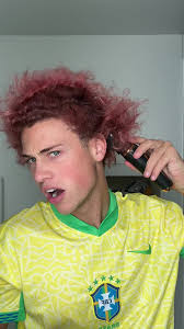 Buzzcut ဆံပင်ပုံစံ မျက်နှာဝိုင်း