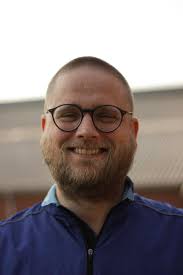 Hej Allesammen **Vi er en familie på 7 der leder efter bolig i  Bylderup-Bov.** Henrik er blevet ansat som leder på Friskolen, fra  sommerferien, og vi glæder os meget til at bo