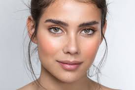 Cet Embellisseur De Teint Bio Est Un Allie De Choc Pour Avoir Bonne Mine En Hiver En 2020 Teint Sourcils Naturels Teint Parfait