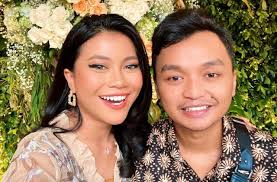 Pesepak bola alfath fathier, dikabarkan melakukan kekerasan dalam rumah tangga (kdrt) terhadap ratu rizky nabila. Hanum Mega Resmi Menikah Wajahnya Manglingi Mirip Sheza Idris Matamata Com