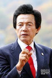 지난 4일 오후 15대·17대 대선 출마와 공중부양, 축지법 등 기행을 할 수 있다는 주장으로 주목받은 허경영 국가혁명배당금당 대표의 전화를. í—ˆê²½ì˜ì— ë¹ ì ¸ íŒŒíƒ„ ë‚œ ê°€ì • ì‚¬ì—°