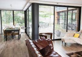 Plus contemporains, les stores intérieurs pour baie vitrée s'adaptent à tous les intérieurs et sont intéressants pour jouer avec la lumière sans l'occulter totalement. Baie Vitree Coulissante Aluminium Avec Brise Soleil Orientable