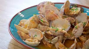 Hoy vamos a preparar almejas a la marinera paso a paso como aperitivo, una receta original gallega pero que ha traspasado sus fronteras y es habitual encontrarla en muchos lugares. Receta De Almejas A La Marinera Torres En La Cocina Rtve Es