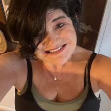 Hello, I'm Leigh Ann and something to know about me is I am from Chas And  Love to visit