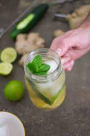 In a long tall glass with crushed ice, a wedge of lime, and a sprig of mint. Ricetta Moscow Mule Gnambox Com