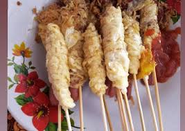 Tusukkan sosis yang telah digoreng hampir mata dengan tusuk sate. Resep Sosis Telur Gulung Yang Mudah