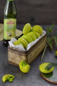Qui N Aime Pas Les Macarons En Tout Cas Les Enfants Adorent Pour Les Occuper Preparez En Avec Eux Et Ils Seront Ravis Recette Macaron Macaron Idee Recette