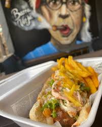 Con antojos de Barra Vieja? ¡Ordena Ya! Hot Dog al estilo Barra Vieja  💲5.00 ✓Carnívoro Carne molida Bacon Churrasco Repollo Salsa queso Platano  guayado ✓Hot Dog Viejo Pico de gallo Guacamole Bacon