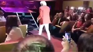 Sergio denis quedó internado este lunes en grave estado, luego de sufrir un accidente mientras el cantante sufrió una tremenda caída desde el escenario al vacío y fue trasladado de urgencia al. Video El Cantante Argentino Sergio Denis Se Cae Del Escenario En Uno De Sus Conciertos Actualidad El Pais