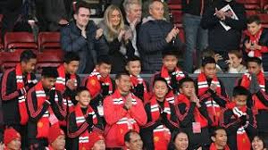 Thai Cave Boys Watch Manchester United Beat Everton Boys Watches Manchester United Everton