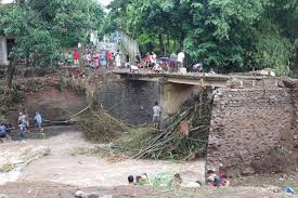 Pekan lalu hanya bangkalan, tapi pekan ini bertambah dua kabupaten. Banjir Bandang Di Jombang 15 Rumah Rusak Dan 2 Jembatan Putus Halaman All Kompas Com