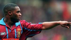 Dalian atkinson, qui a notamment évolué à aston villa dans les années 1990, est décédé à l'âge de 48 ans après avoir reçu une décharge de pistolet à impulsion électrique infligée par la police, à telford, à la suite d'un incident près du domicile de son père. Uodo Inmgxttdm