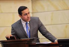 La defensa del senador richard aguilar, capturado por el cti de la fiscalía este martes en la noche en bogotá, confirmó que se presentará la carta de renuncia al senado de la república en las próximas horas. Quien Revelo El Escandalo Que Tiene Capturado Al Senador Richard Aguilar