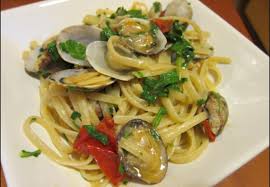 Gli spaghetti alle vongole veraci sono un primo piatto semplice, tipico della tradizione culinaria italiana di mare. Lo Chef Svela Ecco Il Segreto Per Gli Spaghetti Alle Vongole Da Favola Bisogna Aggiungere Questo Ingrediente Finale Piu Donna