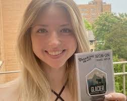 Cynthia Munn's Instagram, Twitter & Facebook