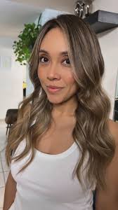 ✨ Balayage beige miel ✨ Un contraste perfecto que ilumina y realza su  cabello de forma natural. Suavidad, brillo y dimensión en un solo diseño.  ¡Espectacular transformación! #cambiodelook