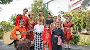 Kalau dikatakan paham kafir dan bertentangan dengan islam, buktinya rasulullah sendiri juga cinta pada tanah kelahirannya. Belajar Cinta Tanah Air Bersama Siswa Bpk Penabur