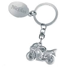 Accessoire de mode très pratique car ce petit objet permet de rassembler dans un anneau métallique toutes nos clés et éviter de les perdre. Porte Cle Moto