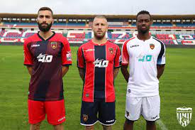 This page displays a detailed overview of the club's current squad. Maglie Cosenza 2020 2021 Le Tre Novita Firmate Legea