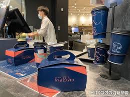 很多人擔心即溶咖啡一次那麼大罐 買下去踩到地雷喝不完浪費 還好咖啡店老闆的胃都異於常人 前幾天店裡稍閒，跑去逛了家樂福 依照慣例還是每次去都會跑到咖啡產品區看看 等到我回神的時候我已經提著三罐即溶咖啡在我店門口了 這次幫大家試喝的是 ucc 118號、家樂福自. Jku Auyy Gqlnm