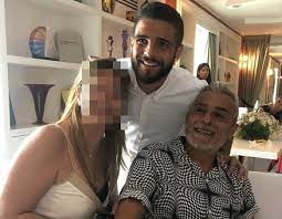 Lorenzo insigne è un calciatore nato a frattamaggiore (napoli) il 04 giugno 1991, sotto il segno dei gemelli. Carmine Insigne Ancelotti Un Pacco Vi Spiego Che E Successo Davvero