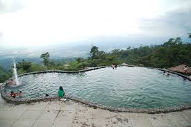 Lalu pada siang harinya hujan ringan dan hujan petir mengguyur sejumlah wilayah ibu kota. Bukit Awan Water Park Gresik
