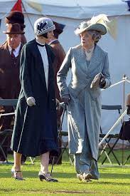 Michelle Dockery And Maggie Smith On The Set Of Downton Abbey The Movie In Wiltshire Tom Lore Downton Abbey Costumes Downton Abbey Fashion Downton Abbey