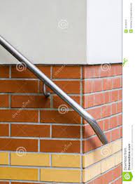 En utilisant une perceuse, nous avons percé les trous en question. Detail D Une Main Courante Sur Un Mur De Briques Image Stock Image Du Structure Conception 31265315