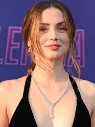 E' l'attrice Ana de Armas la donna più bella del mondo secondo i votanti su  ranken.com. Questa la classifica completa: Ana de Armas Margot Robbie  Scarlett Johansson Sydney Sweeney Jessica Alba Lily