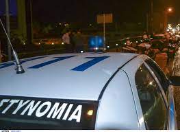 Η 18χρονη κοπέλα κατάφερε το περασμένο σάββατο να δραπετεύσει από το σπίτι του 39χρονου αστυνομικού που την κρατούσε επί για μήνες και να αποκαλύψει στις αρχές τα όσα είχε ζήσει. Hlioypolh 18xronh Kataggellei Oti Astynomikos Thn Kratoyse Aixmalwth Kai Thn E3edide