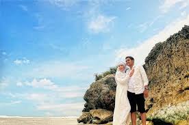 Salah satunya prewedding (post wedding). Foto Prewedding Pakai Hijab Di Pantai Pantai Di Pantai Pose Perkawinan