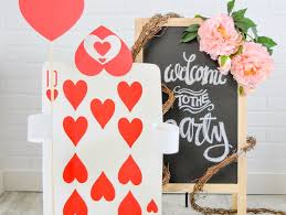 Melissa from melly sews and blank slate patterns shows how she created this adorable alice in wonderland costume for a little girl. Alice In Wonderland Diy Card Soldier Party Decor Fun365
