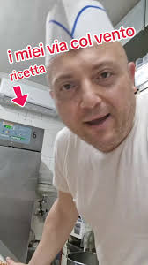 via col vento procedimento 500cl acqua 10g sale 400g burro oppure strutto  appena bolle aggiungere 550g farina italiana 00 mescolate e abbassare la  fiamma e rimanere oer 5 minuti sul fuoco deve ...