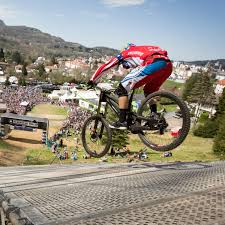 This Is How You Win a DH Bike Race Without a Chain