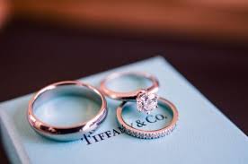 Una fabricación se demora 20 días hábiles aproximadamente. Argollas De Matrimonio Y Anillos De Compromiso 51 Modelos Que Te Encantaran Anillos De Boda Sencillos Anillos De Boda Anillos Para Novios